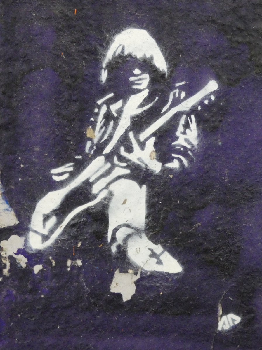 #JohnnyRamone strums with #punkrock might,
His energy wakes you up, day or night.
On a #wall, his #image nicely sprayed,
The #paint starts to peel, the hole in his jeans thankfully saved.

📷Paris

#Art #StreetArt #Urbanart #mural #StreetPhotography #photography #藝術 #美術 #街