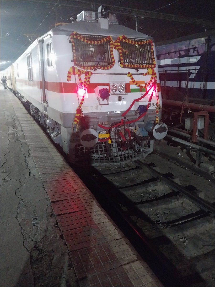 UBL's brand new 'BHADRA' with SBC UBL SPL. @JoshiPralhad @drmubl sir, Please regularize this train. There is a very good occupancy even with special fare 🙏🙏🙏 @Hubballi_Infra @SWRRLY @talwar_vinayak @varungrao @nagabhushanb @Hublirailusers