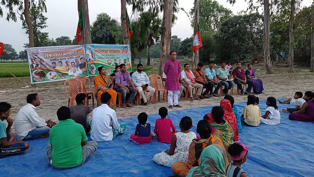 OBCMorcha4WB's tweet photo. উত্তর মালদা লোকসভার মালতিপুর বিধানসভায় আজ
ওবিসি মোর্চার সামাজিক সম্মেলন অনুষ্ঠিত হয়

উপস্থিত ছিলেন রাজ্য সভাপতি অজিত দাস মহাশয় (#ওবিসি), কেন্দ্রীয় কমিটির সদস্য প্রদ্যুৎ ঘোষ ও জেলা সভাপতি শ্রীমন্ত ঘোষ সহ জেলা ও মণ্ডলের দেবতুল্য কার্য্যকর্তা

#BJPOBCSamajikSammelan
#ModiwithOBC https://t.co/Kb7HM6DEqf
