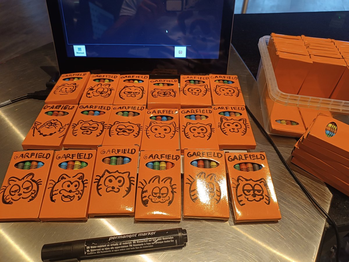 Vicent980's tweet photo. Han traído cuarentamil cajitas de colorines para regalar a los niños que vengan a ver garfield PERO se les ha olvidado poner nada de la peli. Son solo cajas naranjas.

Así que voy a dibujar un garfield en cada una con un rotulador gordo con la punta deshecha. https://t.co/akKoxtKSJl