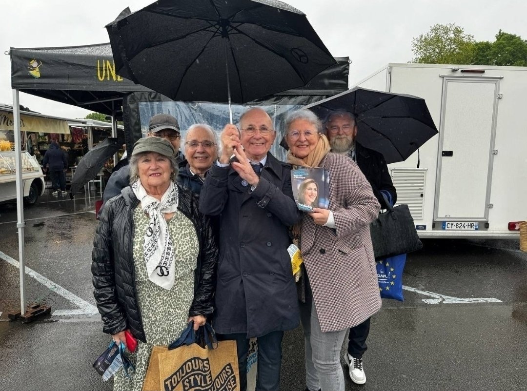 Journée humide aujourd'hui mais ce ne sont ni la pluie ni les fuites urinaires qui effraient les @JeunesMacron. Ils étaient présents pour soutenir notre candidate aux #Europeennes2024 avec des parapluies et des slips de rechange. #BesoinDEurope