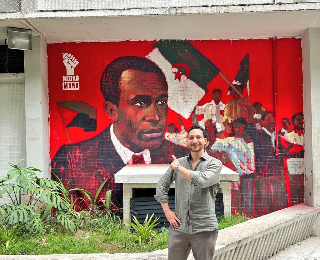 Outside the lecture hall in @uff_br in 🇧🇷 where @safbf & I were giving a talk on internationalist just transitions, this mural lifted my heart. International solidarity continues, Frantz Fanon's spirit lives on, & the independance struggle of my beloved Algeria still inspires.