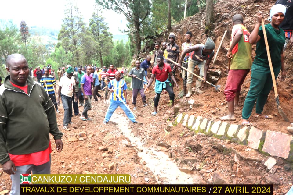 1/4 Ce samedi 27 avril 2024, en province Cankuzo, le 2ème Vice-Président de l'@nshingamateka s'est joint à la population de la commune Cendajuru, sur la colline Nyangembe, lors des travaux de canalisation des eaux au bord de la route reliant cette commune et la commune Cankuzo.