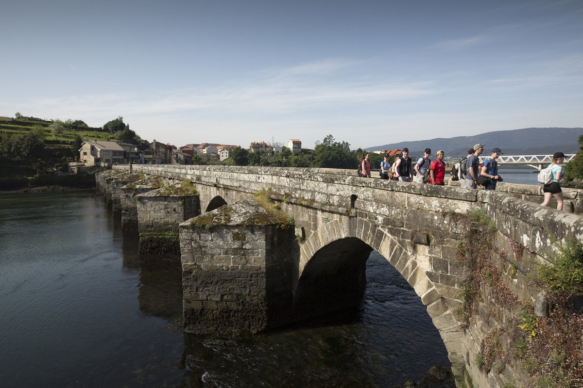 A Ponte de Ponte Sampaio, na desenbocadura do río Verdugo, foi o escenario do último enfrontamento en Galicia contra o exército de Napoleón durante a Guerra da Independencia ⚔️ Esta ponte comunica os termos municipais de #Pontevedra e #Soutomaior