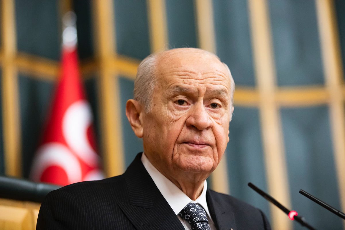 Liderimiz Sayın Devlet Bahçeli Bey; istiklâlin, istikbâlin ve istikrarın teminatıdır. Siyaset sahnesinde yaşanan her bir gelişme, bu hakikati yeni baştan ispat etmektedir. Liderimizin sözleri, ufuk çizgimiz; duruşu, kırmızı çizgimizdir. Türk asrı, onun ellerinde şekillenecektir.