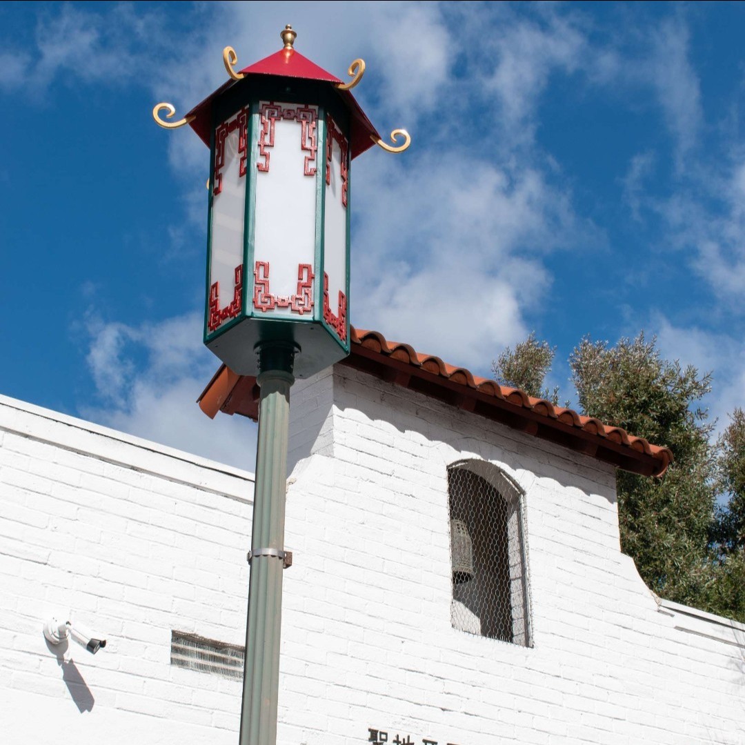 This month, our Clean & Safe team put up 14 streetlamps that embody San Diego’s Chinese heritage, by the San Diego Chinese Historical Museum. Not only are they a nod to the vibrant Asian community shaping our neighborhood, but they also add artful illumination & character.