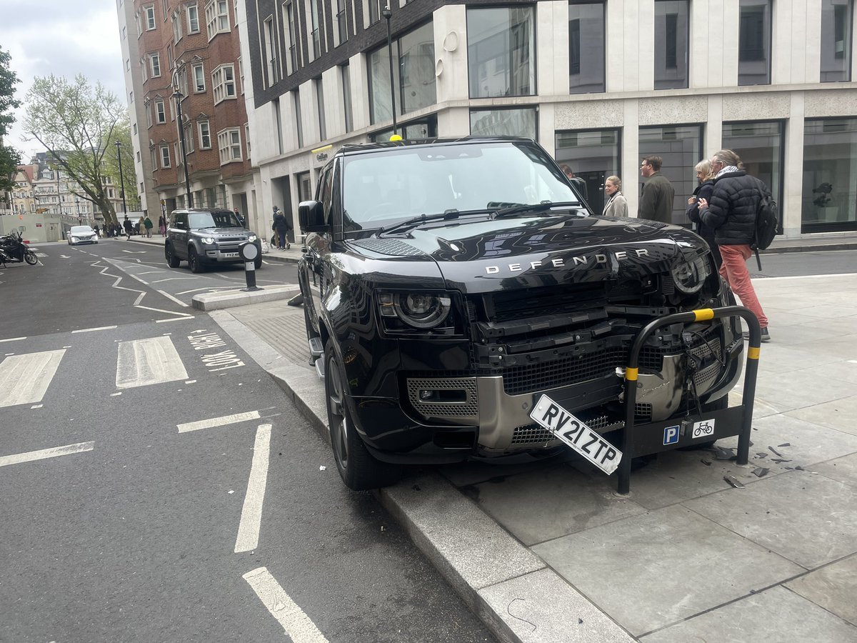 Range Rover coming a cropper in London W1 due to brave cycle stand, helped by lamppost which fell defending the footway. @WorldBollard