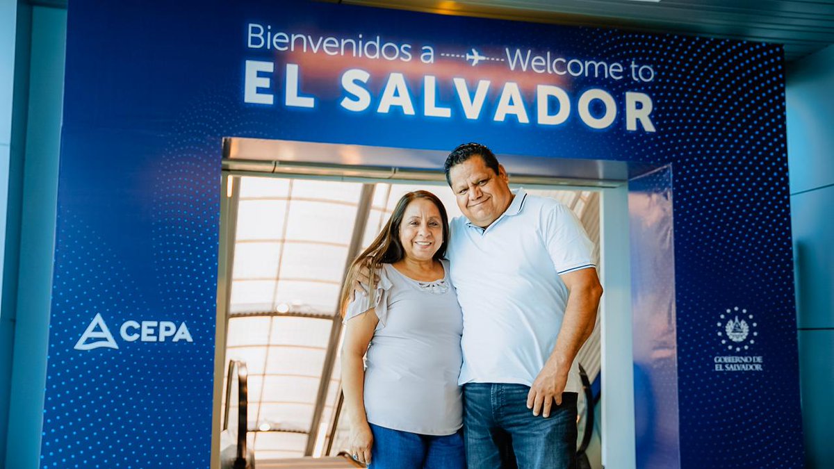 Cientos de pasajeros están llegando para disfrutar de nuestros destinos turísticos ¡bienvenidos a El Salvador! 🇸🇻✈️☀️🏖️ Nuestro personal aeroportuario se encuentra atendiendo con agilidad y calidez la franja de vuelos del mediodía.