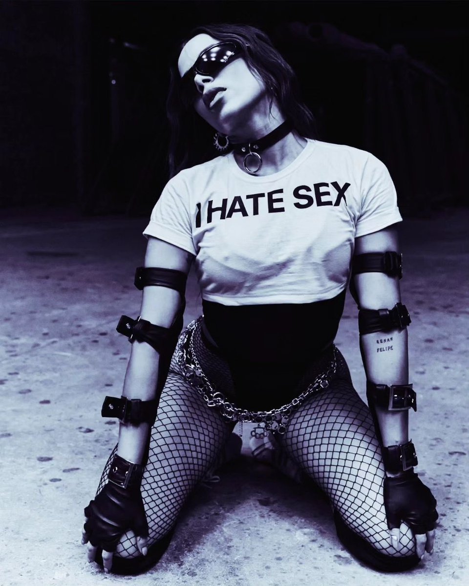 Anitta's tweet image. Se vocês soubessem todas as vezes que eu dei de cara numa porta fechada quanto tentei trazer o funk comigo. As vezes nem porta tinha, pra falar a verdade. Foram muitas brigas compradas, foi muito sapo pra engolir, muita gente pra peitar. Pedir respeito ao ritmo considerado a…