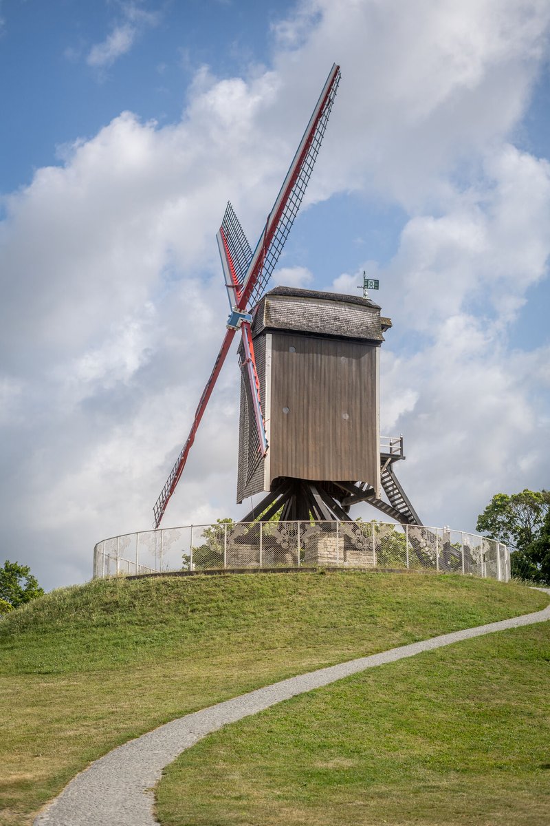 Have you found them yet? The windmills on Bruges' city ramparts? 😃 If not, tomorrow is a perfect time for this as it's Open Mills Day. From 9h30 to 17h, you can visit the Sint-Janshuismolen for free! 😉 👉 More info: visitbruges.be/en/whats-on/ev…