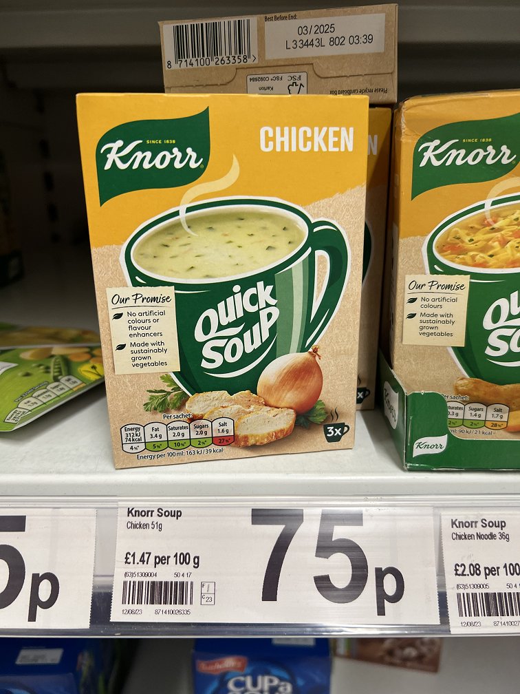 İngiltere'de satılan Knorr Çabuk Çorba içeriğinde ilk sırada patates nişastası var. Üründe sırasıyla; Aroma vericiler, Palm yağı, Glikoz şurubu, Sofra şekeri, Maya ekstraktı ve %2,2 oranında tavuk eti ve tavuk yağı var. Ürün ayrıca soğan tozu ve mısır tozu içeriyor. @KnorrUK