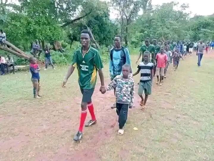 omwambaKE's tweet photo. This is undoubtedly the Pic of the Day. This was in Baringo Today! https://t.co/hghGlaggTE