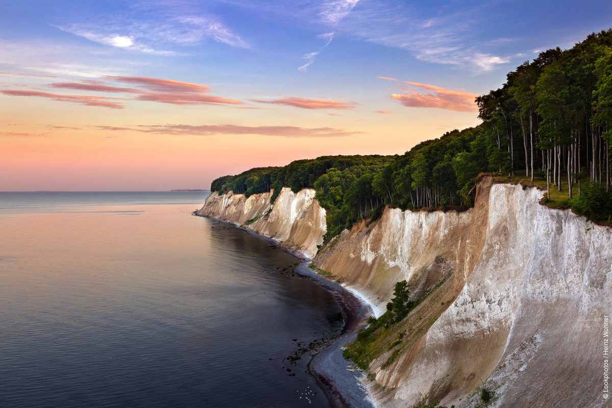 Natural landscapes await you in Germany! Visit Rügen island and enjoy views of the white chalk cliffs, dense beech forests and idyllic coastal landscapes stretching across the island! 🌳