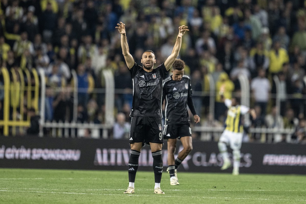 ⚽️MS | Fenerbahçe 2-1 Beşiktaş Süper Lig'de zirve yarışında son durum: 1⃣Galatasaray - 93 P 2⃣Fenerbahçe - 89 P 🔗turkiyegazetesi.com.tr/spor/kadikoyde…
