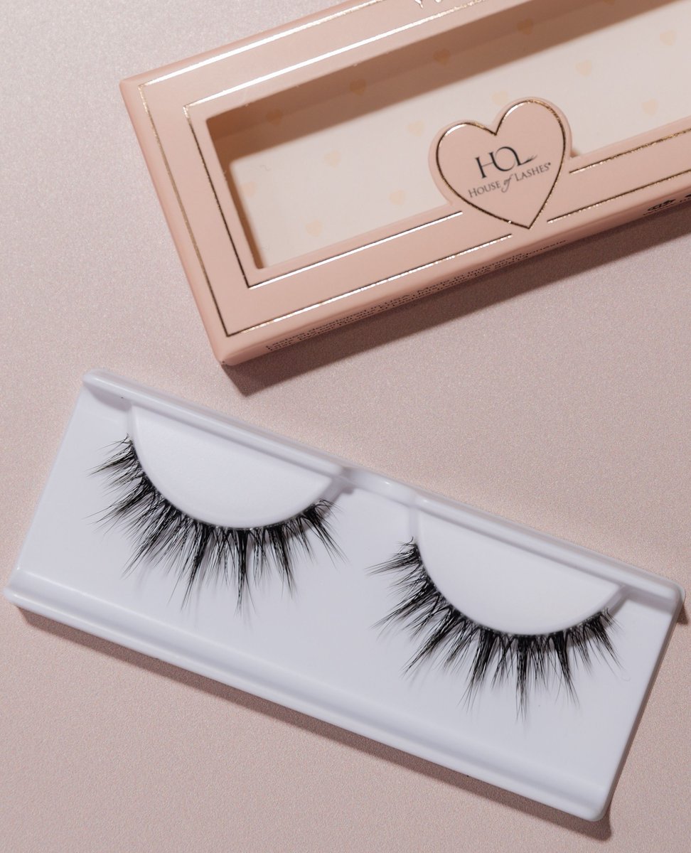 Dreaming of doll-like eyes? #Yumi is for you! 🎀 This rounded style has an eye-opening length with delicately spiked fibers on an invisible band 🤍 ⁠
⁠
#houseoflashes #lashes #beauty #makeup #shop #lashlove