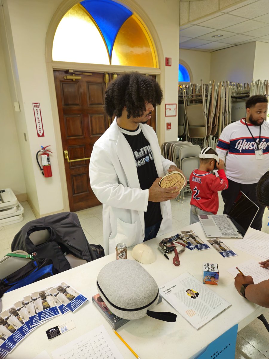 I had a great time telling people about neuroscience and STEM careers. 😁🤓🥰
I brought the family out to assist. 
Celebrate the Resource. 
💯💪🏾🧠💪🏾💯
#RuffinNeuroLab #STEM #neuroscience #research #church #helpingothers #Virginia #entrepreneur #education #blackpsion