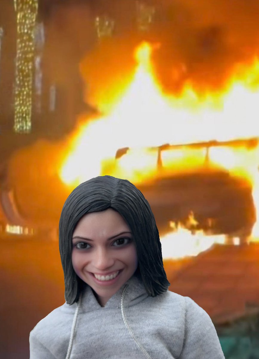alexiogrenier's tweet photo. Omg #Alita you have to stop lightning cars on fire . ๐คฆโโ๏ธ #ComeOn #Devilita #AlitaArmy #HotToysAlita #AlitaMeme #AlitaSequel https://t.co/YaffpHJnVe