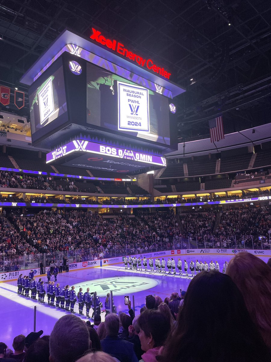 Women’s sports have come such a long way. Puck hasn’t dropped yet and I have tears in my eyes. 📍Xcel Energy Center 🏒 Minnesota vs Boston