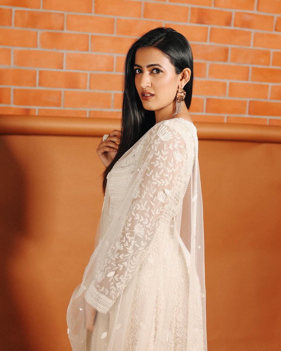 Beautiful #NiharikaKonidela latest photoshoot! 🤍

🌸 @IamNiharikaK

#CineWorldCW 🌍