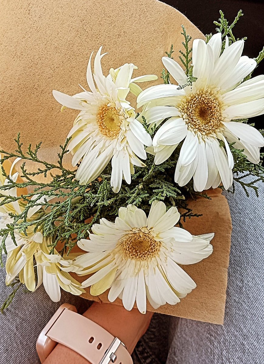 Friends who brings flowers for you are 🫶