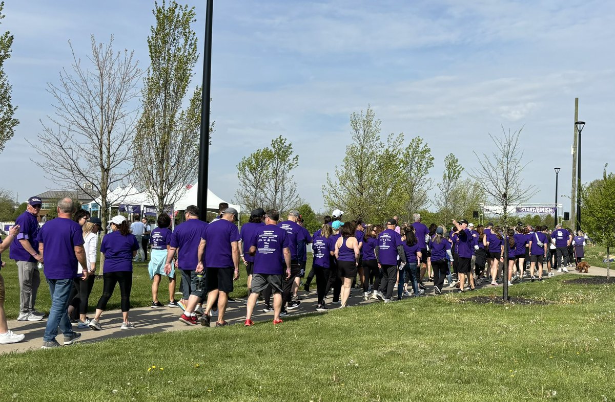 Blue skies and happy faces at the @PanCANColumbus #PurpleStride! Wonderful to have an opportunity to honor patients with #pancreaticcancer and the friends and family who support them! @OSUCCC_James @OhioStateMedOnc @OhioStateSurg