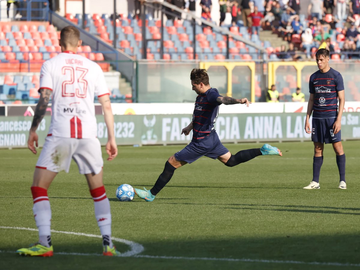CosenzaOfficial's tweet photo. Sala stampa #COSBAR 🐺❤️💙

Mister Viali > https://t.co/4QsxgzD0mG
Jack Calò > https://t.co/GbPb51oAqY

#ForzaLupi https://t.co/ZEbGfa2F6A