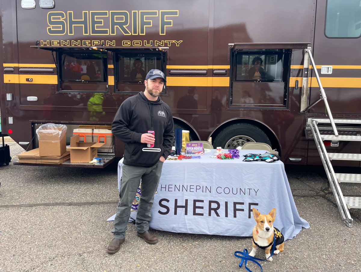 With one hour left in the central time zone, there’s still time to find a #TakeBackDay location near you and safely get rid of prescription medications that are no longer needed. Thank you to @HennepinSheriff in #Minnesota for your help at today’s event!