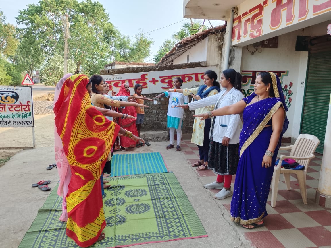 #unicef #hasdevkehiro unicef district coordinator Divya Rajput द्वारा आज ब्लॉक नवागढ़ के ग्राम अवरीद में सीएचओ,आंगनवाड़ी कार्यकर्ता, मितानिन एवम ग्राम की महिलाओं और किशोरियों से बाल विवाह, महावारी प्रबंध,पढ़ाई का कोना एवम मतदान ,आज क्या सीखा कार्यक्रम को लेकर विस्तार से चर्चा