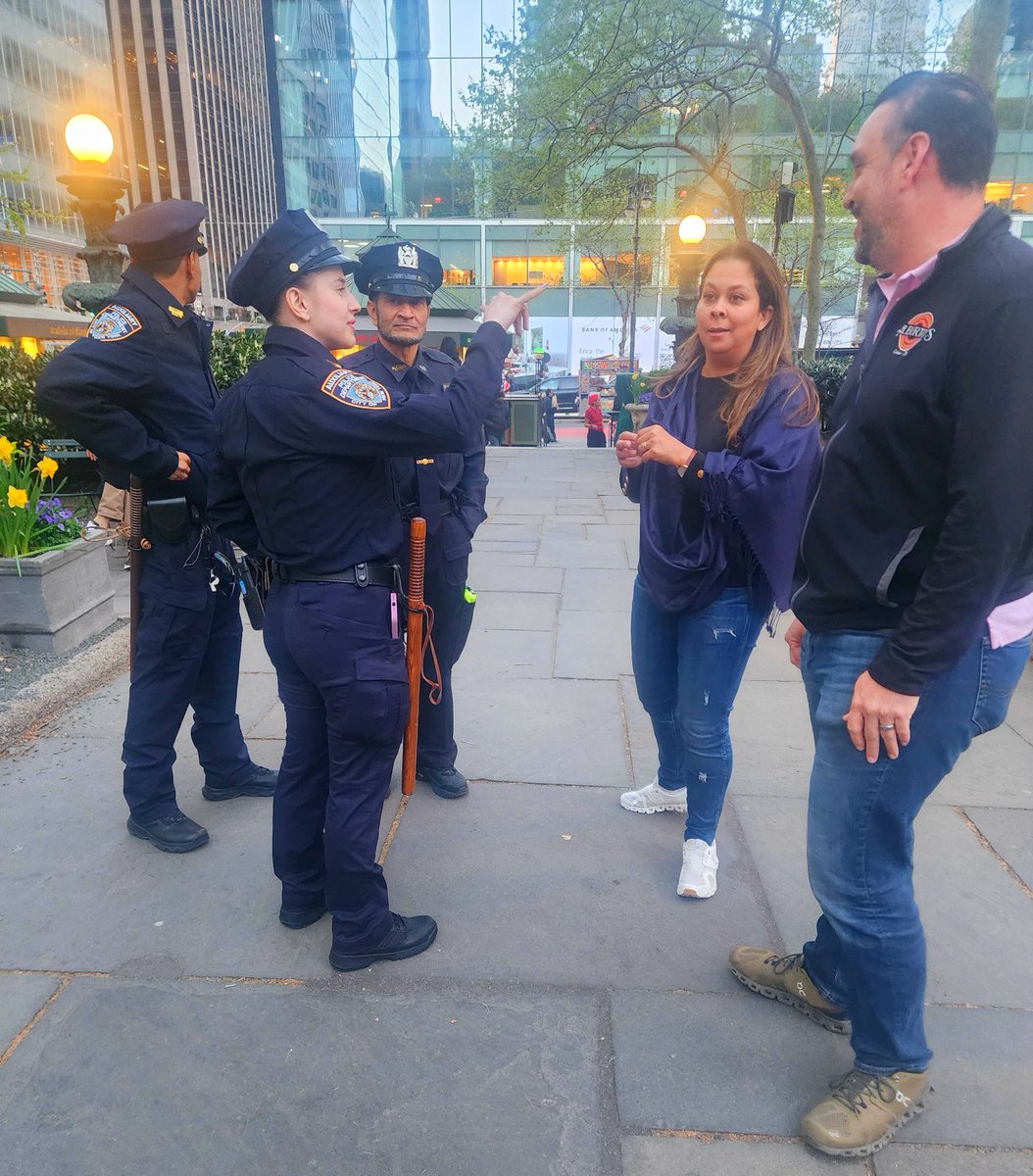 As the weather gets nicer🌞🌷, more people are enjoying our beautiful parks and outdoor seating in Manhattan. Bryant Park is the perfect combo of both! Midtown South Auxiliary Officers were deployed there to bring safety to park goers in our community. @NYPDAuxiliary