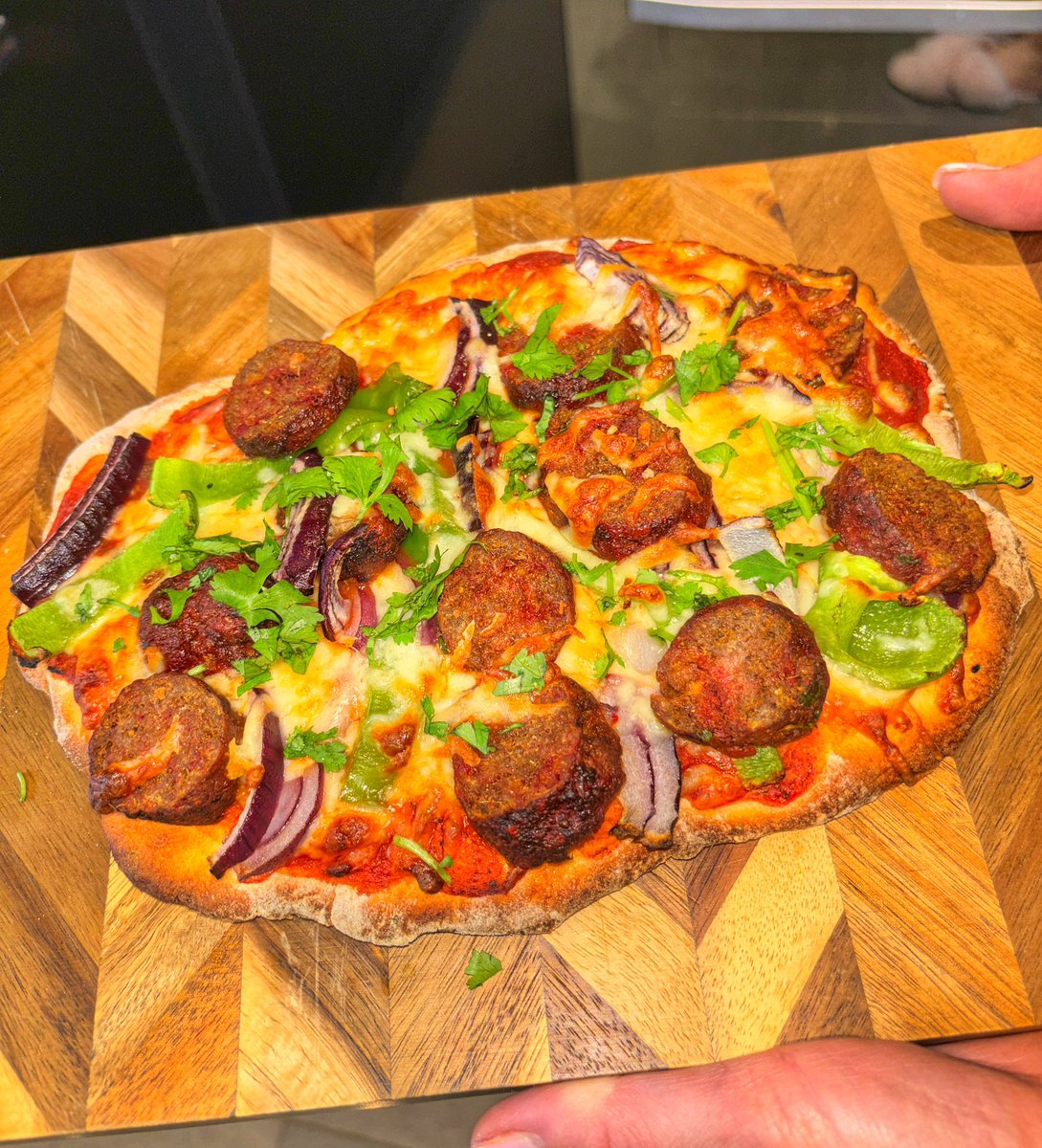 Seekh Kebab Naan Pizza 🍕 Bit later than I expected however, it was worth the wait. For me, it’s BETTER than the chicken tikka version. The texture of the spicy kebab definitely adds something. What we reckon? 😏