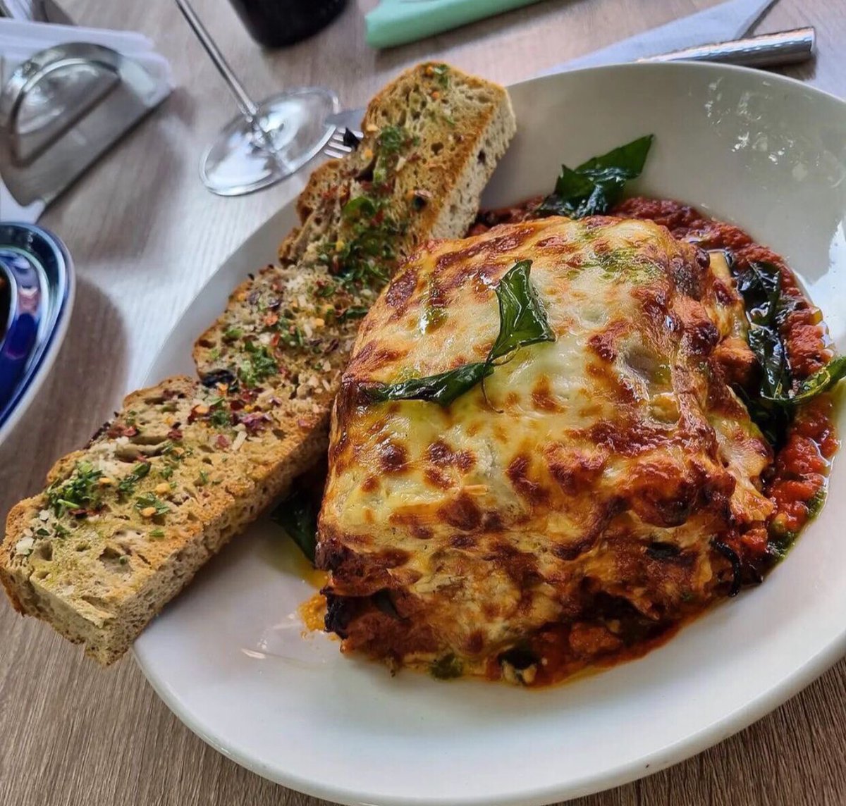 Day 191, On my Timeless Dream to become @davido private chef 30BG 👨‍🍳⏳

Dish: lasagna bolognese accompanied with garlic bread, garnish with fried basil 🌿 

Kindly retweet my Hustle&Dream 🙏🏿
@Prince_II @Folazfab ❤️❤️