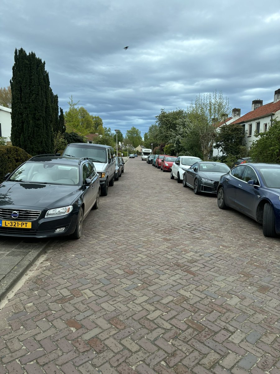 Joehoe <a href="/gem_Zutphen/">Gemeente Zutphen</a> in de Wilhelminalaan staan 50 auto’s verkeerd geparkeerd. Waar zijn jullie?