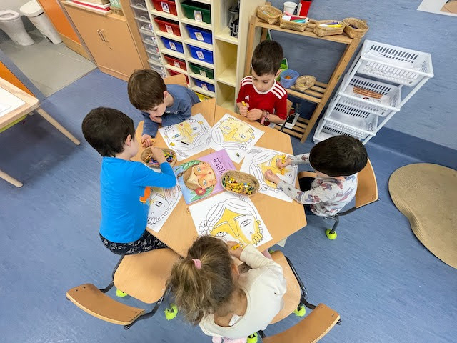 MagaTomasa's tweet photo. #Creatividade #Fomentodalectura Para canto deu a lectura de Violeta ás agochadas! https://t.co/EfmclP1PvN https://t.co/vN9exprsQG