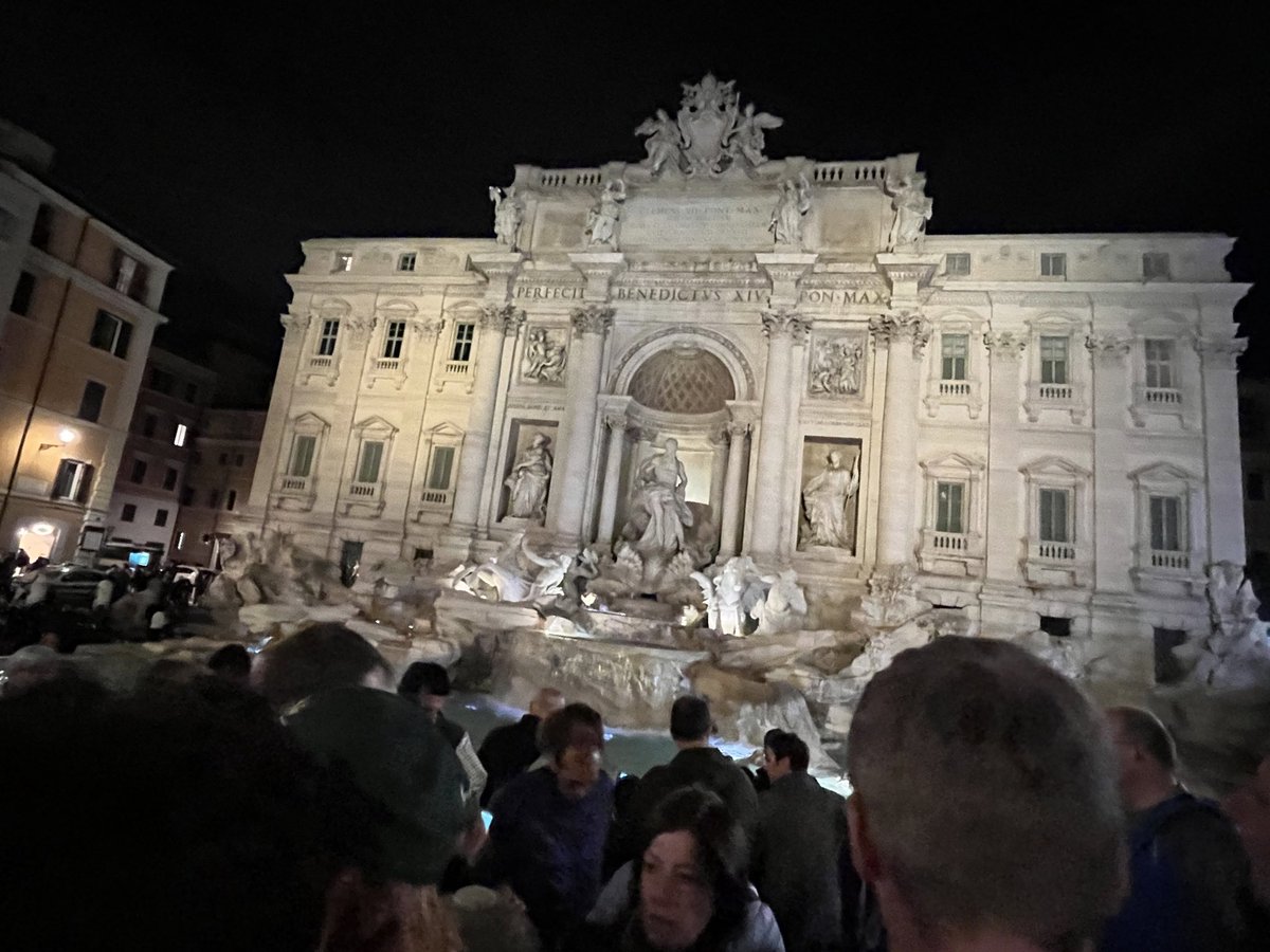 La Fontana di Trevi, antes de las 5 pm. Estábamos de pasada. Parecía Jr Puno en Navidad, faltaban los estibadores.

Vista desde el segundo piso de Benetton y desde la iglesia del frente

La otra foto a las 10pm

Y eso q es temporada baja. 

La ciudad europea con más turistas q vi