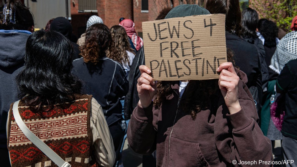 US police detained over 100 people at a pro-Palestinian protest at Boston's Northeastern University. University officials said protesters had 'crossed the line' by using 'antisemitic slurs' during the rally and calling for violence against Jewish people: p.dw.com/p/4fG6C