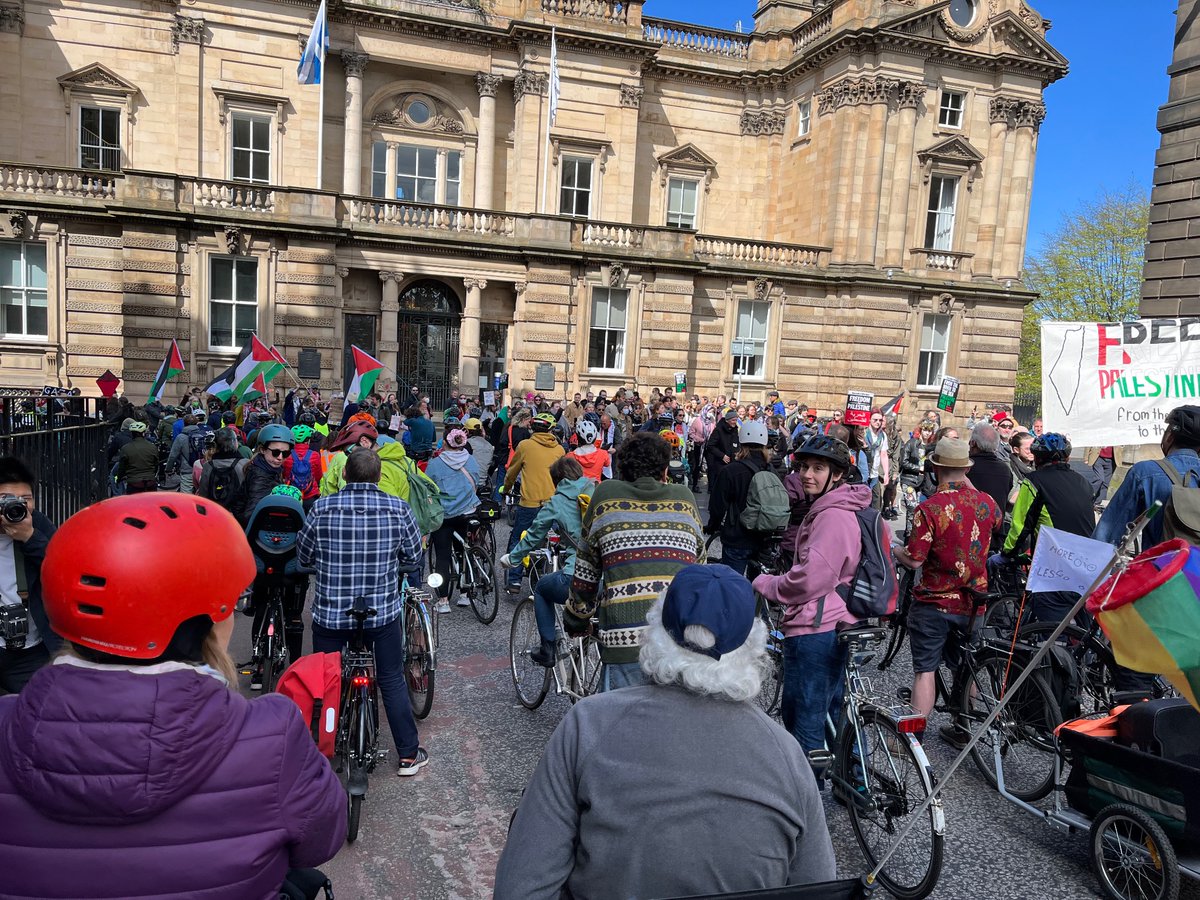 @EdCriticalMass ride meets #Edinburgh #CeaseFireNOW #March