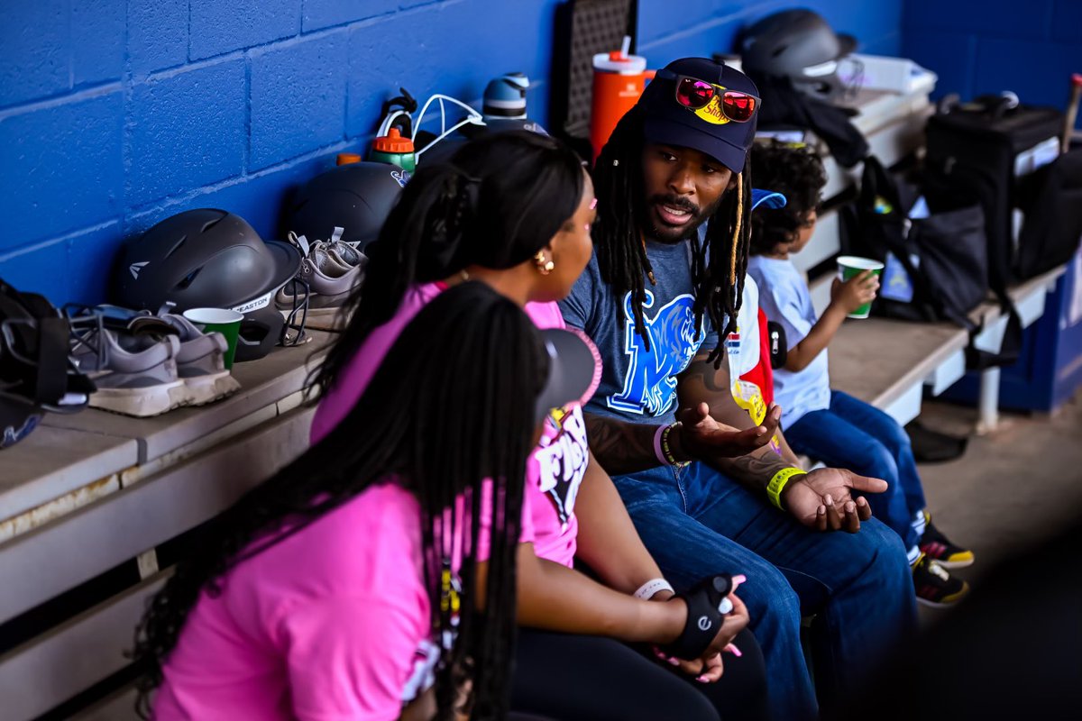 Thank you to @DeAngeloRB for coming out to throw our first pitch today! 🥎 #GoTigersGo | #Team18