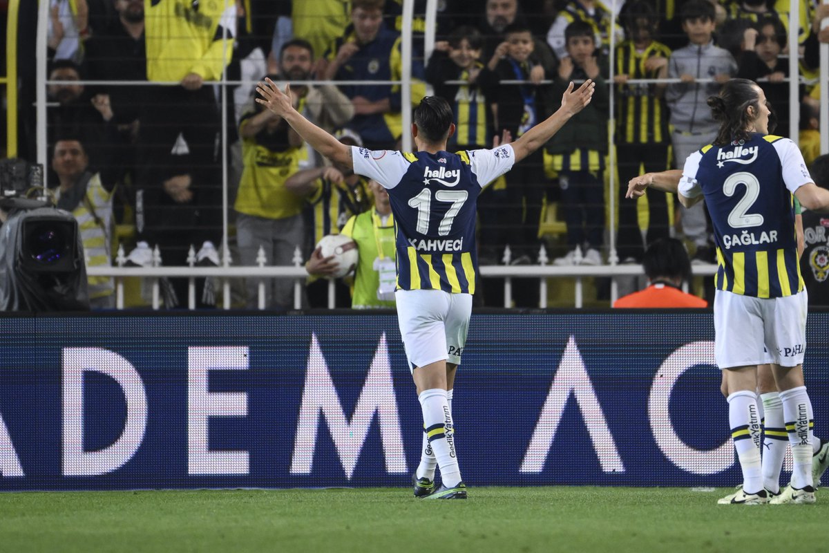 18 - Bu sezon 18'inci resmi maç golünü Beşiktaş'a atan İrfan Can Kahveci (Süper Lig x12 & Konferans Ligi x6), Fenerbahçe formasıyla Alex de Souza'dan (2010/11'de 28) bu yana en yüksek sayıya ulaşan orta saha oyuncusu oldu. ☕️.