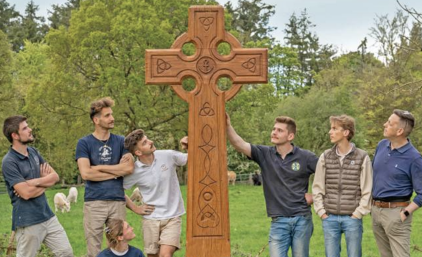 L’épopée de SOS Calvaires : un voyage dans cette « France de l’envers » 
Sans être dans 'l'extrême' défendons notre patrimoine... Merci à eux !
L’actualité nous donne assez peu d’occasions de sourire ou d’espérer. Convenons donc que le week-end est l’occasion rêvée de s’évader un…