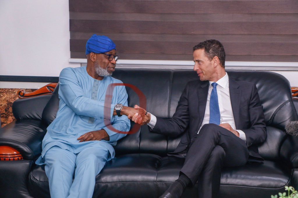 Tinubu’s Minister of Solid Minerals, Dele Alake @AlakeDele spotted wearing a $200,000 {261 Million Naira} Richard Mille wristwatch ⌚️ while in a meeting with the CEO of Glencore, a Swiss-based Company.