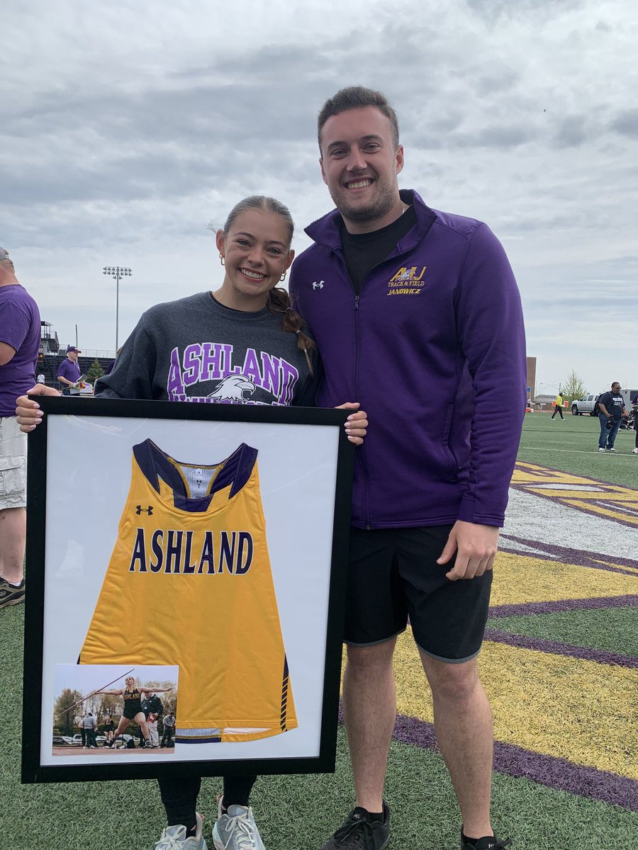 AricThomas1's tweet photo. We had a great day to celebrate Riley’s last home track meet. Fly Eagle Fly! https://t.co/Uvm7x5jGFx