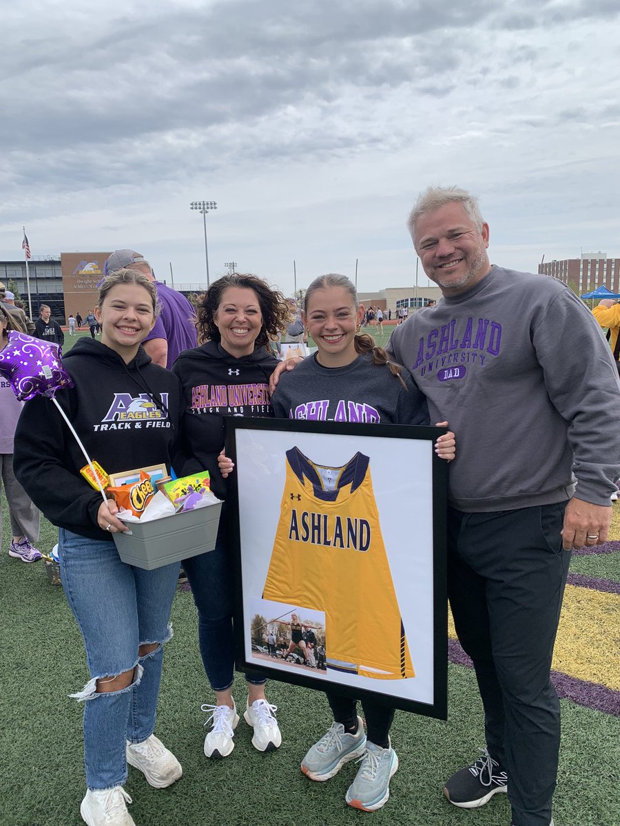 AricThomas1's tweet photo. We had a great day to celebrate Riley’s last home track meet. Fly Eagle Fly! https://t.co/Uvm7x5jGFx