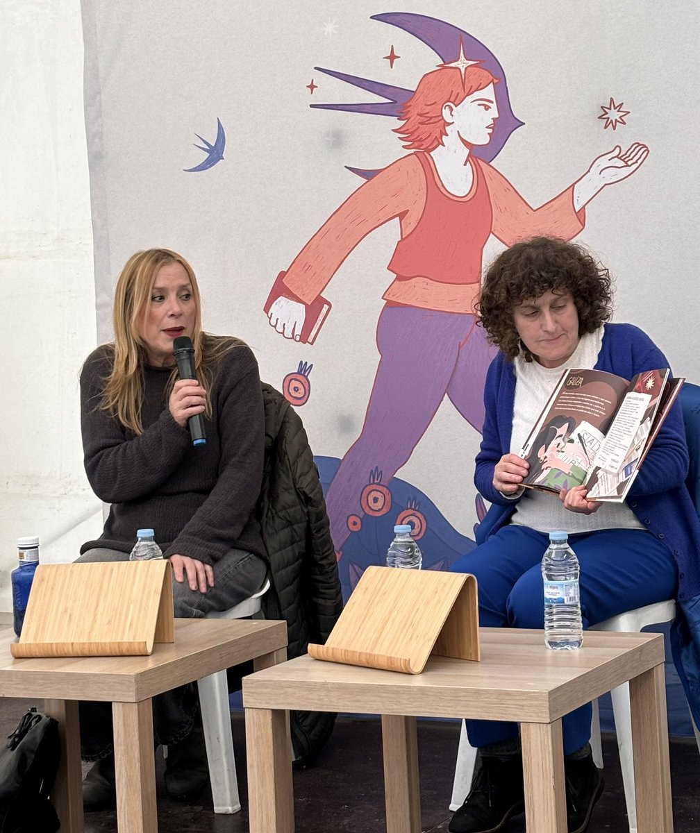 📚🎻Na presentación de “Luísa Villalta. Alma de violino” de Beatriz Maceda e Eli Ríos, con ilustracións de Laura Suárez, na Feira do Libro de Santiago

#atopaatuahistoria
#FeiraDoLibro