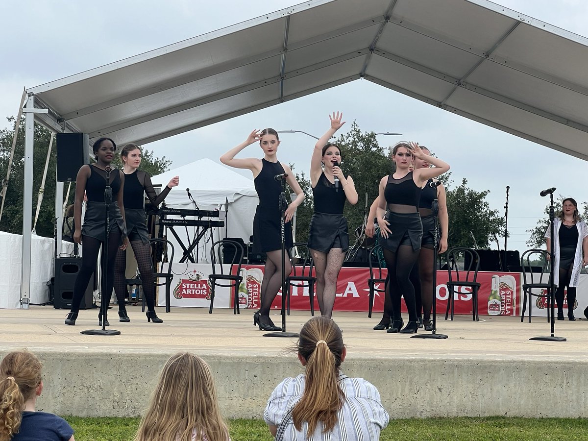 Terrific performance by the Travis HS Theatre troupe singing musical selections from “Chicago” at the Sugar Land ArtsFest. @THS_Tigers @TravisTheatre @FortBendISD @slculturalarts