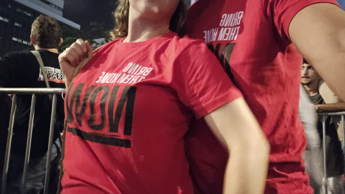 בפעם הקודמת שיצאנו להפגין, 300 מטר מהיעד גילינו שיש נחיל כתב"מים תשע שעות מהיעד, אז קיפלנו את הילדים יפה וחזרנו הביתה.

מאז המצב רק היטרלל, 
ואי אפשר, פשוט אי אפשר לשתוק יותר