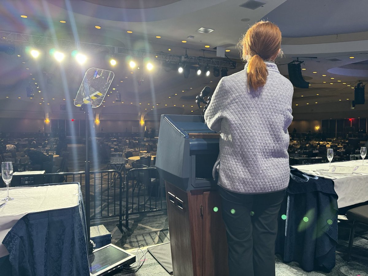 Icon, legend, the moment ⁦@KellyO⁩ at rehearsals for tonight’s White House Correspondents' Dinner. Honored to serve on the board with her.