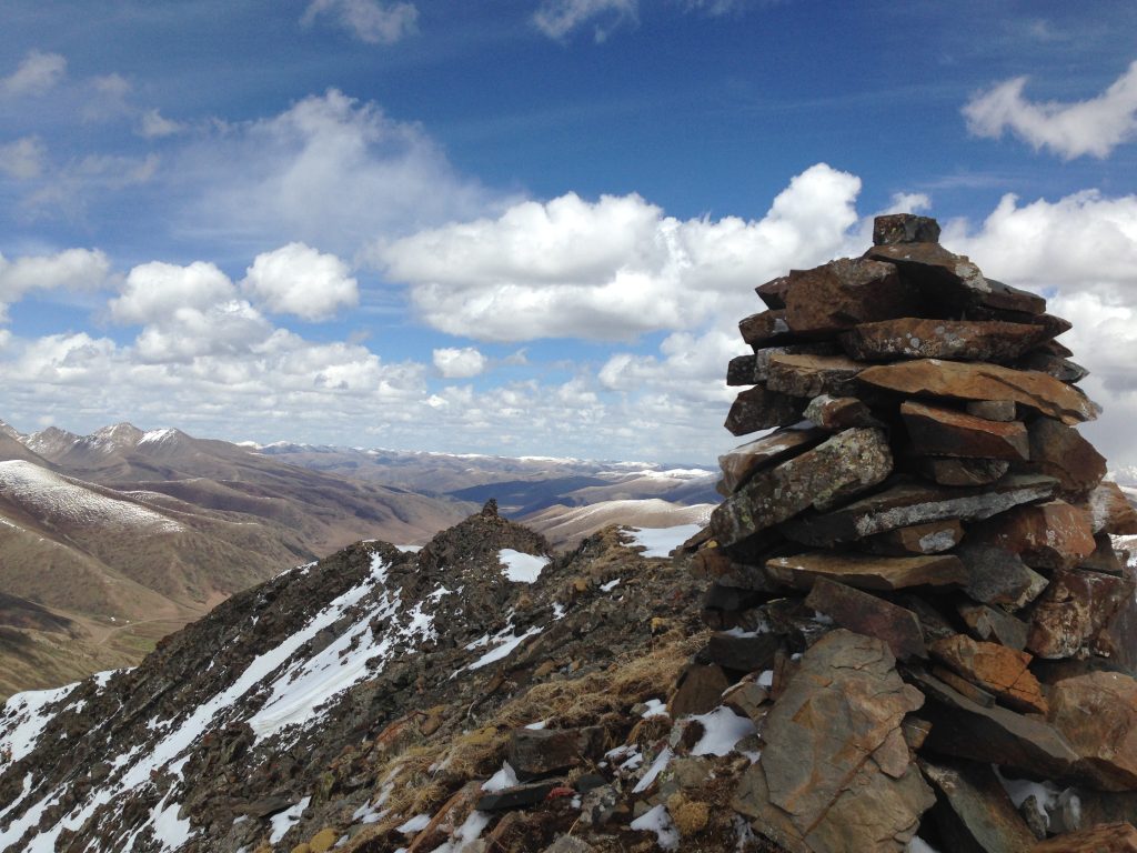 Eveline Washul's essay "documents the richness of meanings encapsulated by Tibetan place names through a study of the name Golok." yeshe.org/wp-content/upl…

Photo by author. View over Zalmogang Range with Nyenpo Yütsé and his gatekeepers.