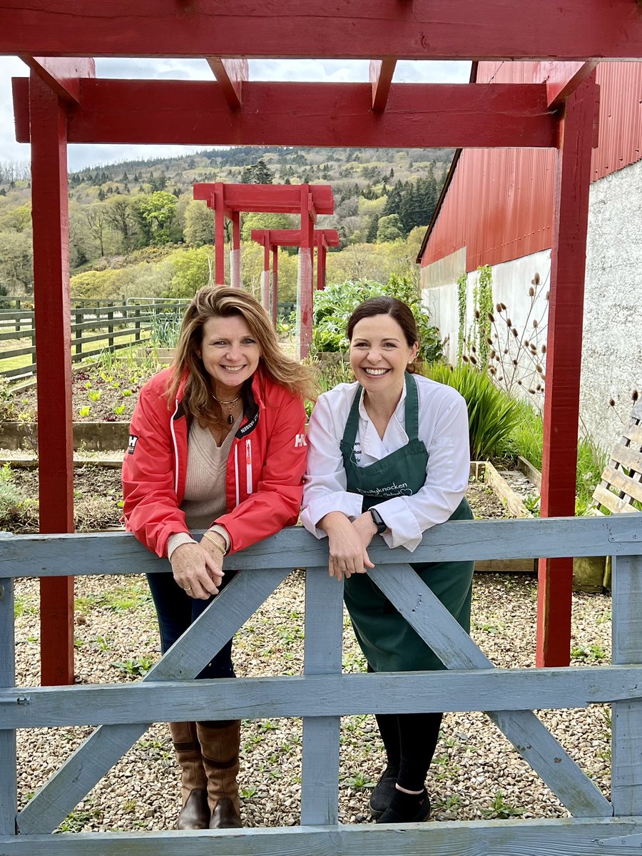 What an absolute pleasure to welcome Ireland Travel Super Specialist @rachelgaffney and her beautiful sister @gillollivere to @ballyknocken today. Great fun, chats and cooking😁☘️ #ballyknockencookeryschool #cookingschool #sheepfarm #visitireland