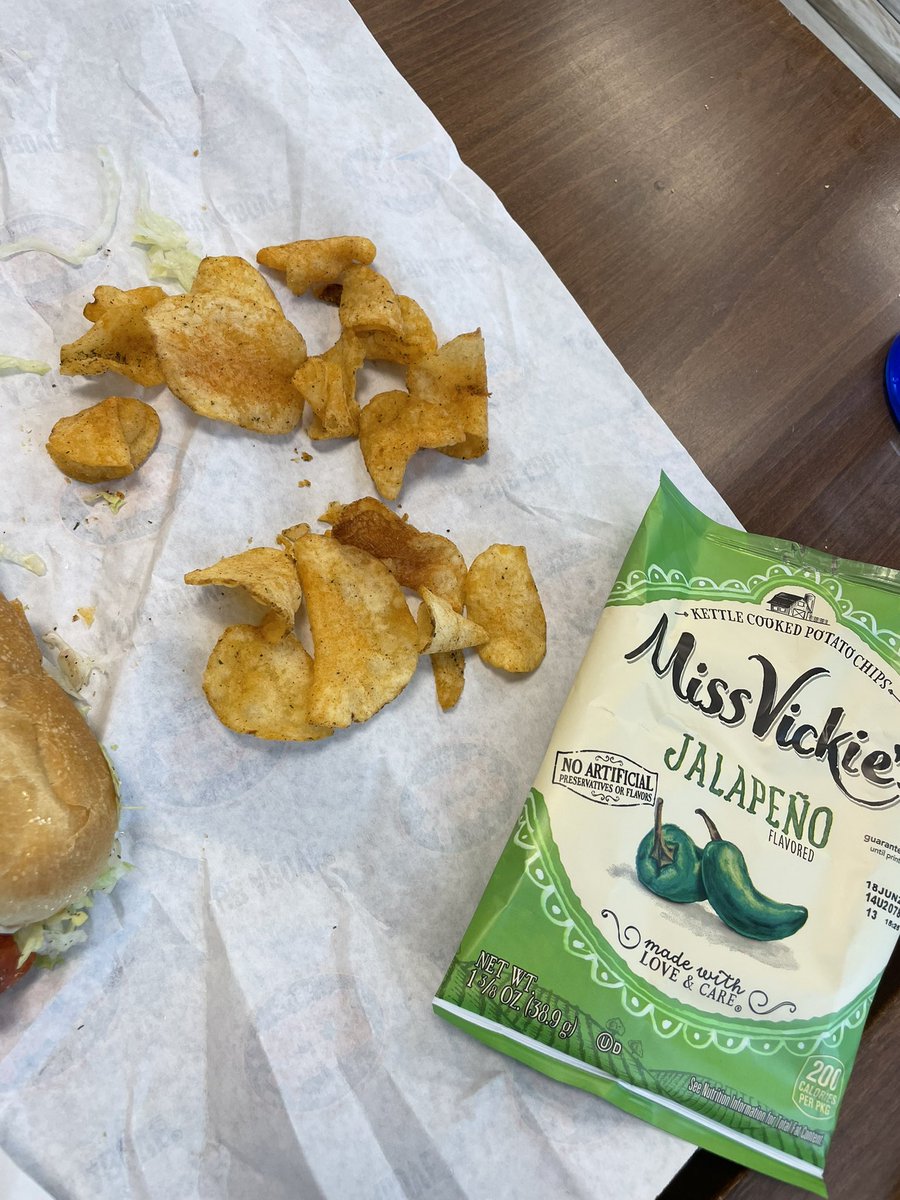 alex_mvd's tweet photo. @missvickiesus just poured out my bag of chips and was shocked to find only 14 chips!! What happened?!? https://t.co/yzTZ1FasCZ