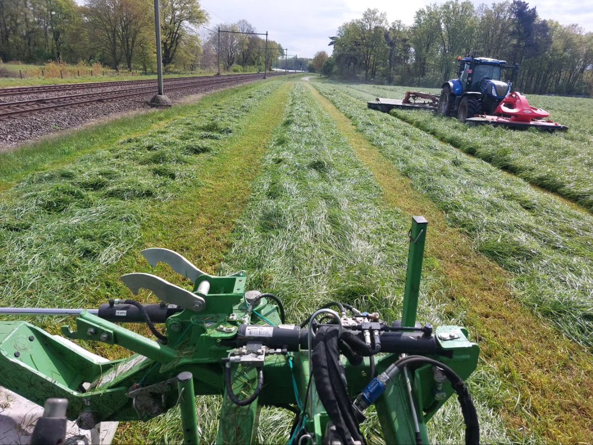 bergewell's tweet photo. Vandaag met #koningsdag gingen veel mensen helemaal los op de vele  koningsdagfeesten. Bij ons ging de #eerstesnede gras helemaal los.  Hopelijk kan het komende maandag mooi droog ingekuild worden als voer voor komende winter. https://t.co/vDpP6bHB2E